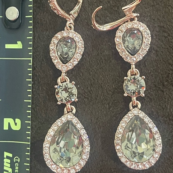 ❤️🎁Givenchy Drop Earrings!!! - Picture 4 of 5